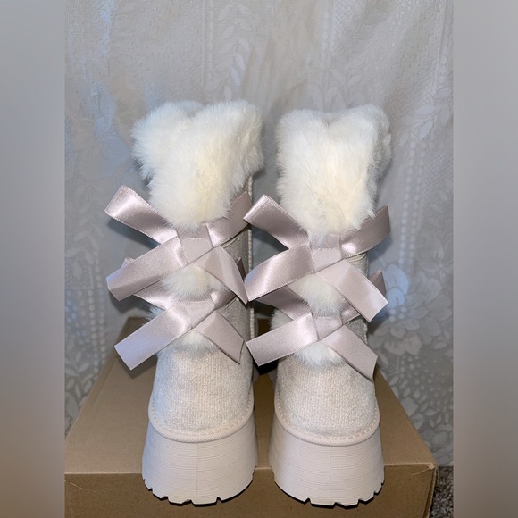 Brand new light pink platform faux fur boots with bows - Picture 5 of 5